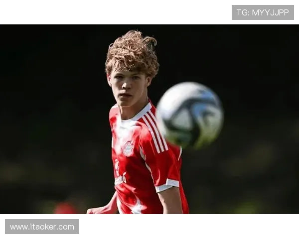 16岁前锋冯陶贝亮相拜仁一线队训练